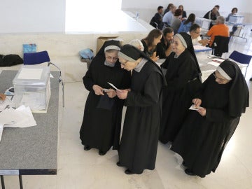 Un grupo de religiosas vota en Santiago de Compostela Un grupo de religiosas vota en Santiago de Compostela