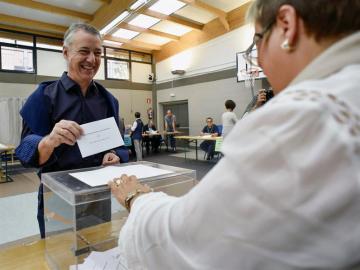 EL candidato a la reelección por el PNV, Iñigo Urkullu,vota durante la jornada electoral EL candidato a la reelección por el PNV, Iñigo Urkullu,vota durante la jornada electoral