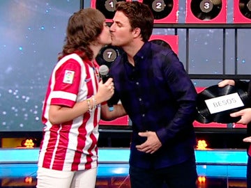 Dani Martín besa en la boca a una de sus fans en 'El Hormiguero' Dani Martín besa en la boca a una de sus fans en 'El Hormiguero'