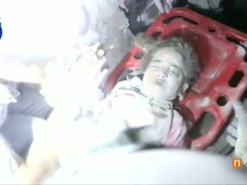 Salvan a una niña que quedó atrapada bajo los escombros tras un bombardeo en Alepo Salvan a una niña que quedó atrapada bajo los escombros tras un bombardeo en Alepo