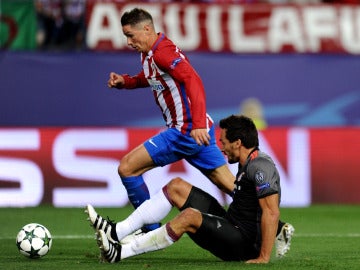 Torres dejando en el suelo a Hummels en el Atlético-Bayern. Torres dejando en el suelo a Hummels en el Atlético-Bayern.