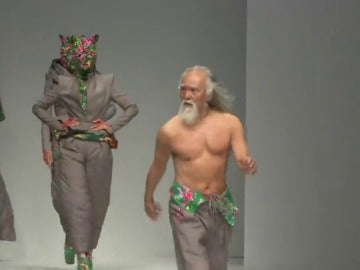 Frame 5.613999 de: Deshun Wang, un modelo chino de 81 años que crea tendencias