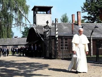 El Papa reza en la celda de Auschwitz donde fue asesinado por los nazis un cura polaco
