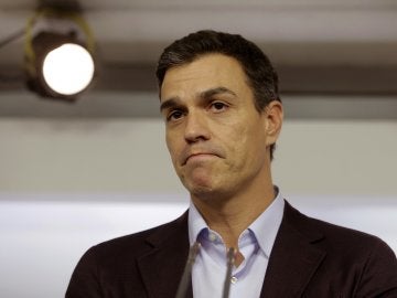 Pedro Sánchez dimite como secretario general del PSOE: "La gestora que elija el partido tendrá mi apoyo fiel" Pedro Sánchez dimite como secretario general del PSOE: "La gestora que elija el partido tendrá mi apoyo fiel"