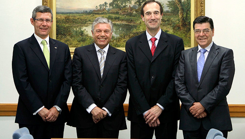 Los presidentes de las cajas tras la firma