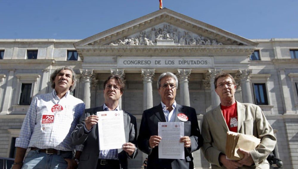 Los secretarios generales de UGT de Madrid, José Ricardo Martínez, y CCOO, Javier López