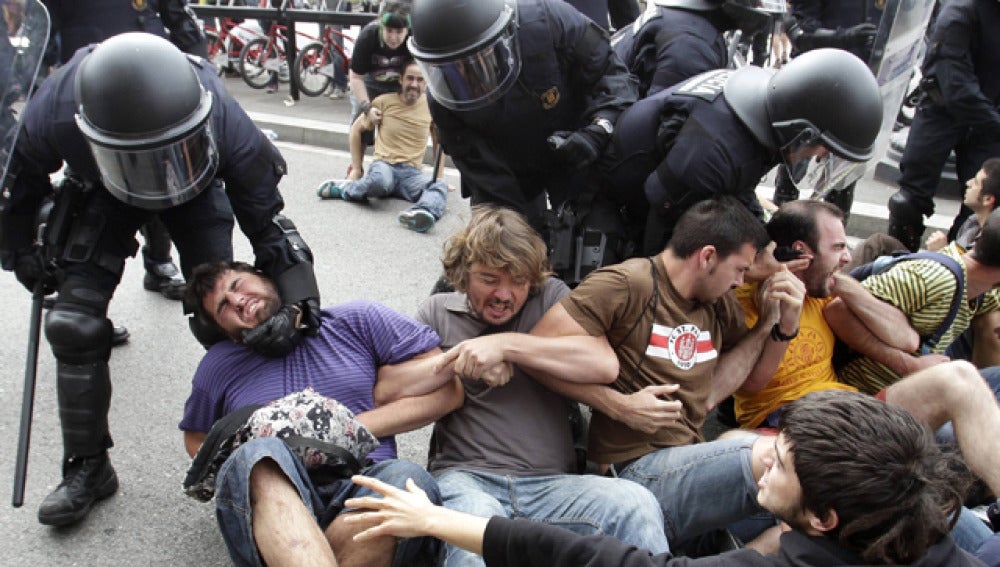Los Mossos cargan contra los acampados en la Plaza de Cataluña