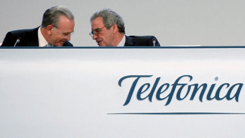 El presidente de Telefónica, César Alierta, con el presidente de la CECA, Isidro Fainé