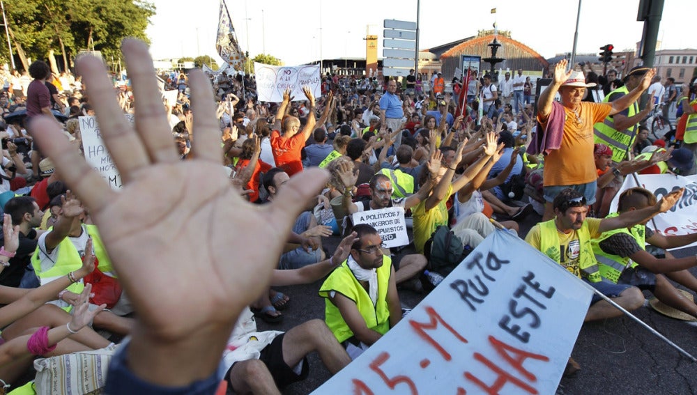 Los 'indignados' del 15-M protestan cerca de la estación de Atocha