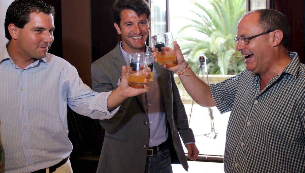 El alcalde de San Sebastián, Juan Karlos Izagirre, brinda con los ediles populares Ramón Gómez e Iñigo Arkauz