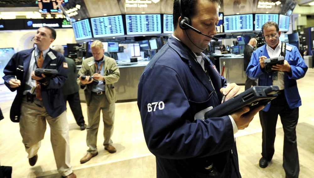 Agentes de bolsa trabajan este viernes en la Bolsa de Nueva York