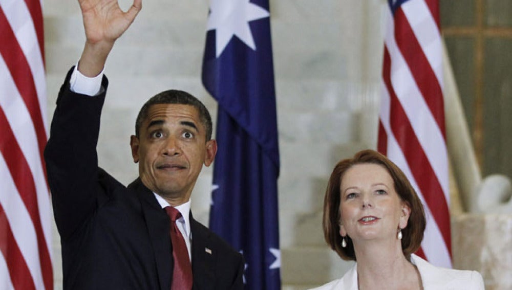 Barack Obama, saluda en presencia de la primera ministra australiana, Julia Gillard