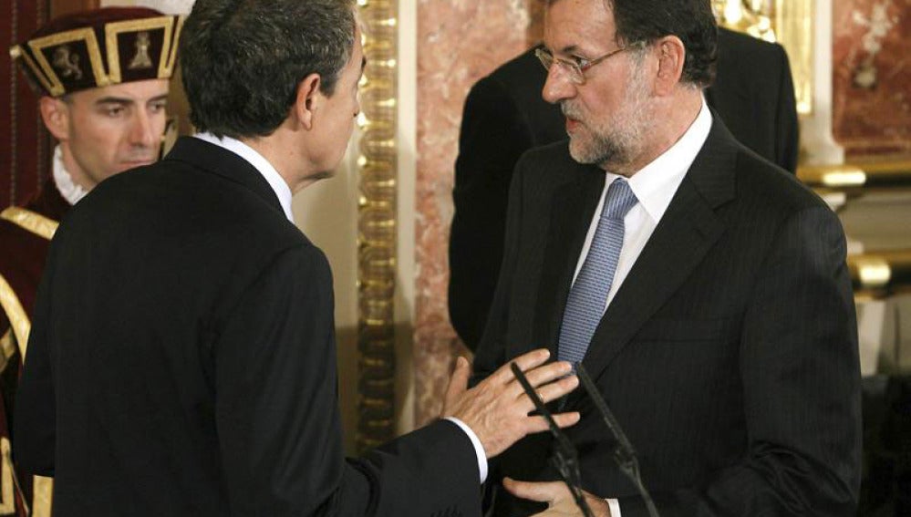 Zapatero y Rajoy conversan en el Día de la Constitución