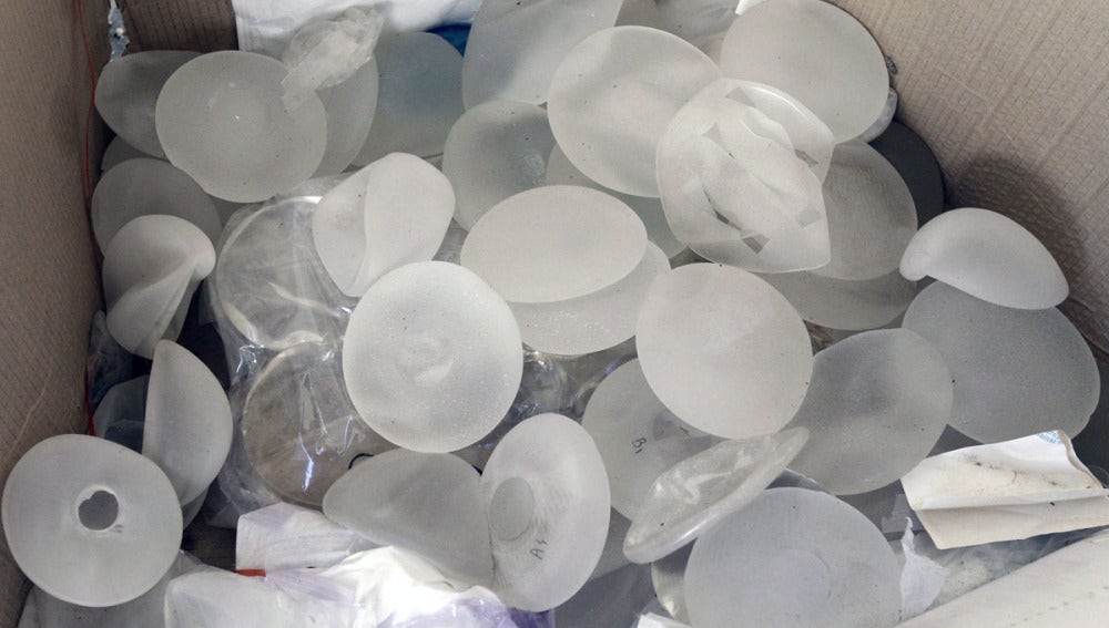 Prótesis mamarias de silicona en un edificio abandonado de empresa francesa PIP