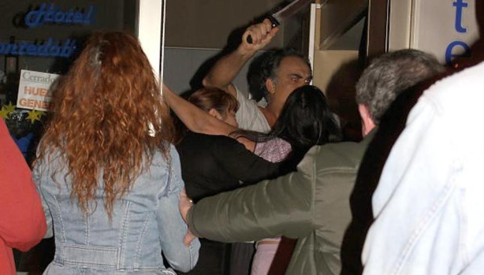 Detienen a un hostelero que agredió con un cuchillo a una integrante de un piquete