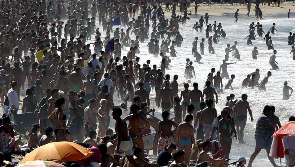 Bañistas en playas durante una ola de calor