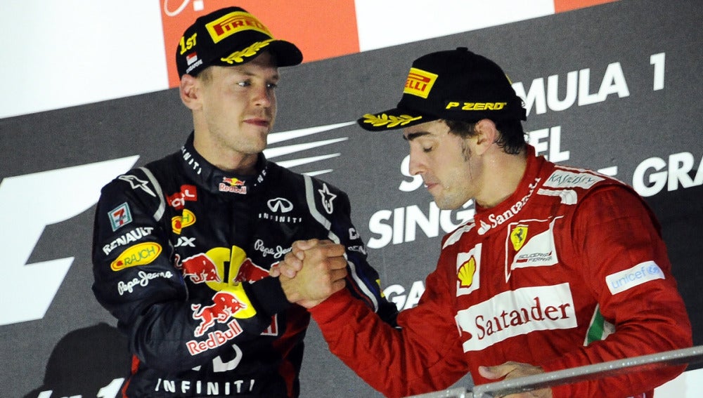 Saludo de campeones en el podio