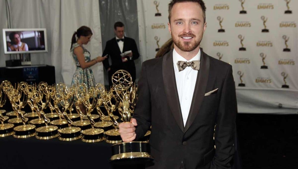 Aaron Paul (Breaking Bad) rodeado de Emmys
