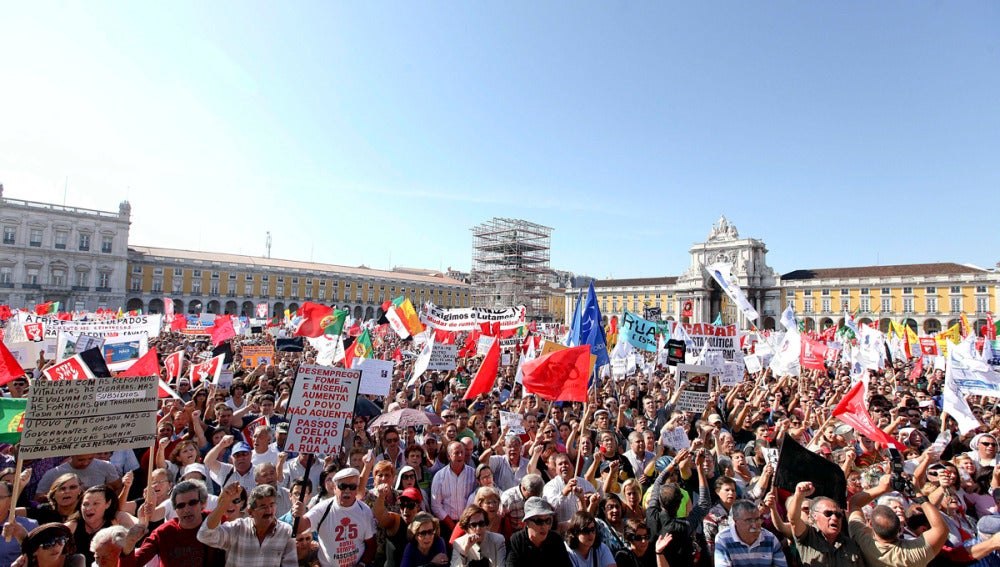 Protesta frente a la cámara de comercio en Lisboa