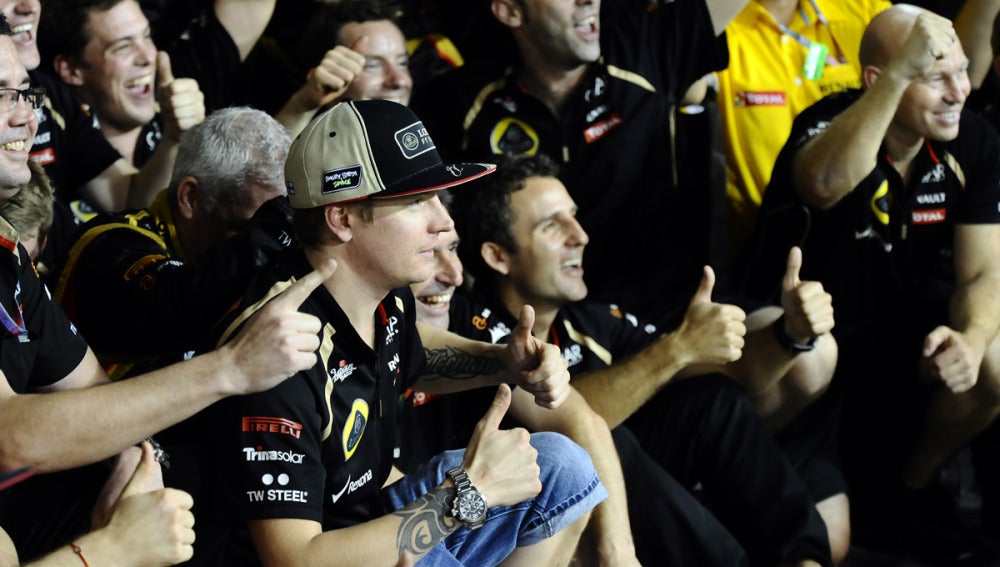 Kimi celebra la victoria con su equipo
