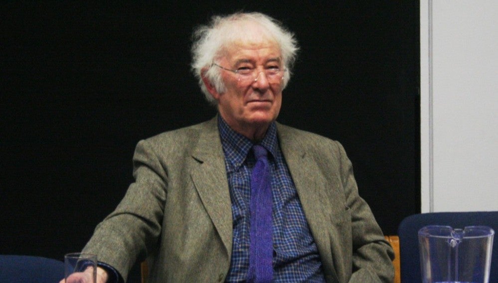 El poeta irlandés Seamus Heaney