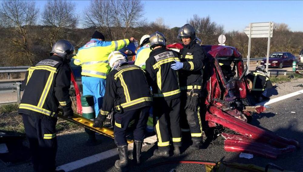 Labores de rescate en un accidente de tráfico