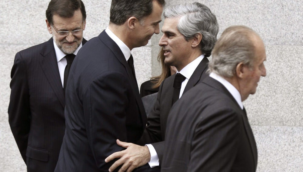 El Príncipe y Suárez Illana se saludan