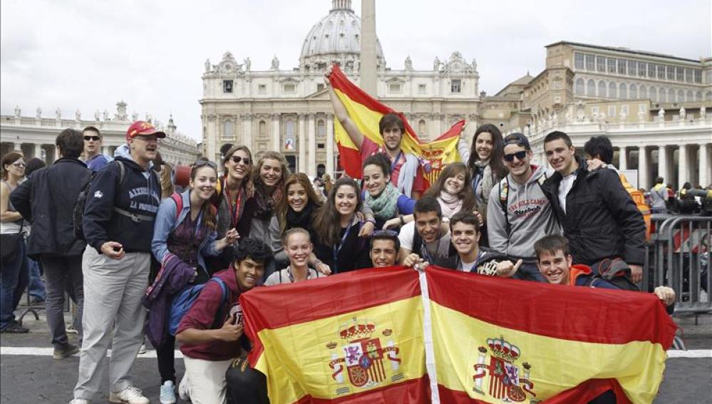 Jóvenes españoles en la canonización de los Papas