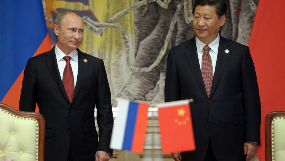 El presidente ruso, Vladímir Putin (i), y su homólogo chino, Xi Jinping, antes de firmar el acuerdo