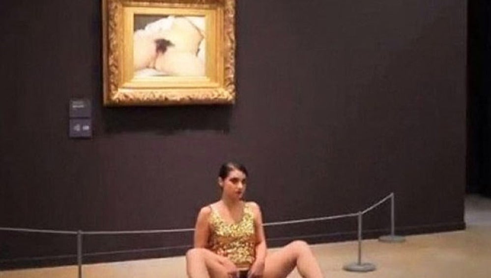 La artista Deborah De Robertis en medio de la 'performance'.