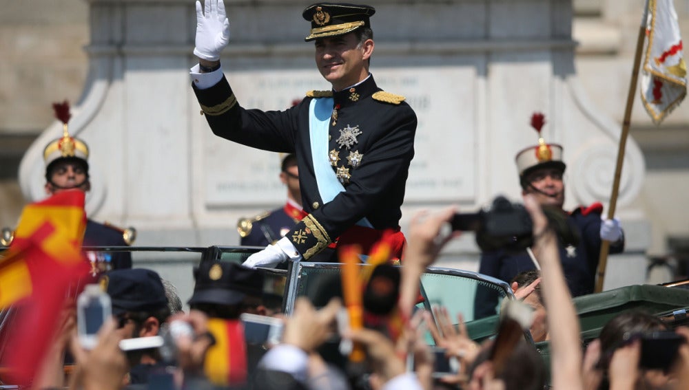 El Rey Felipe VI saluda en el recorrido