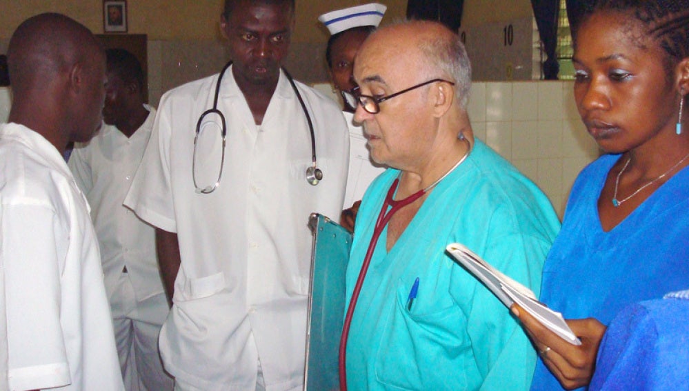 Manuel García Viejo, en el centro de Sierra Leona en el que trabaja