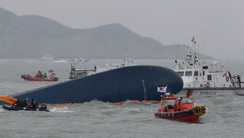 Servicios de rescate, en el lugar del hundimiento del Sewol