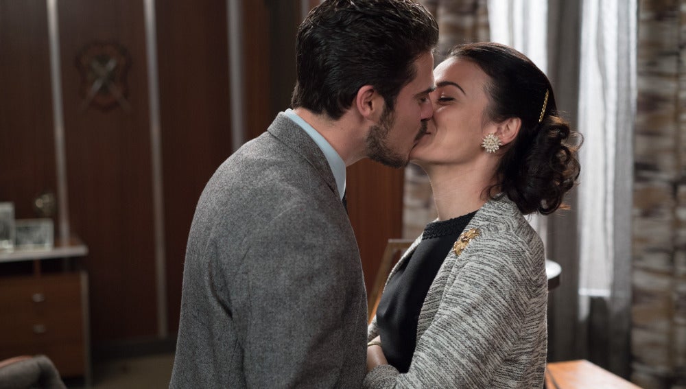 Jorge y Laura se besan
