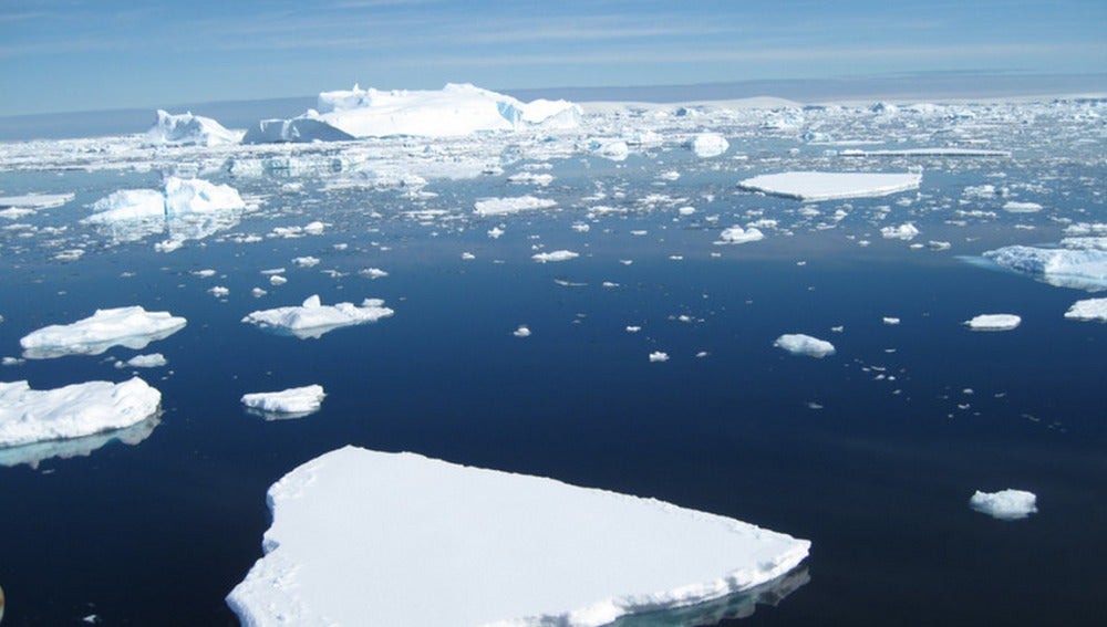 Icebergs flotan en el océano Antártico. 
