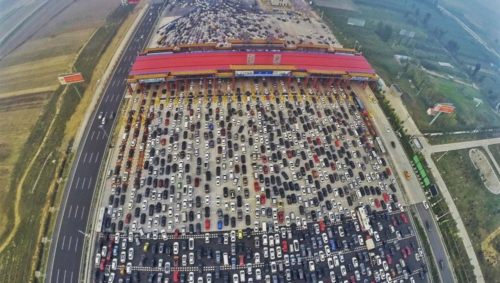 Monumental atasco en un control de peaje en China.