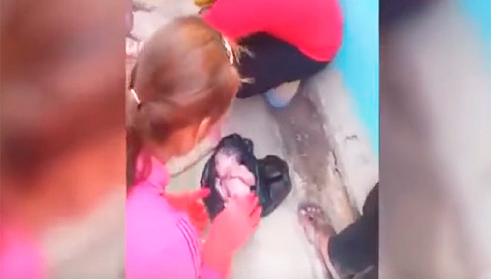 Un bebé rescatado de una bolsa de basura en Filipinas.
