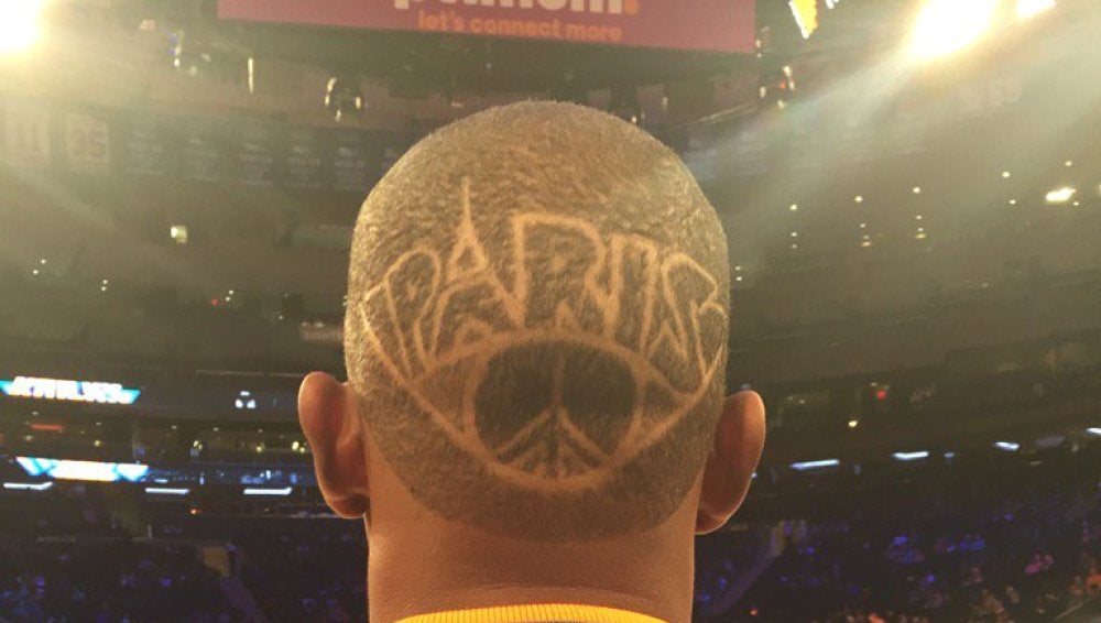 Kevin Seraphin luciendo su peinado en homenaje a París