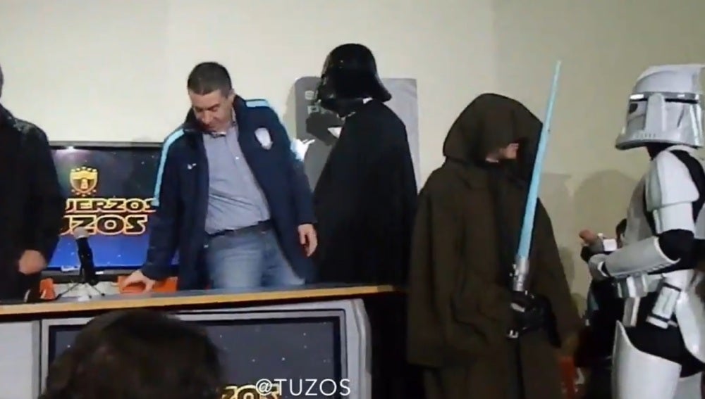 Omar González, presentado como Darth Vader