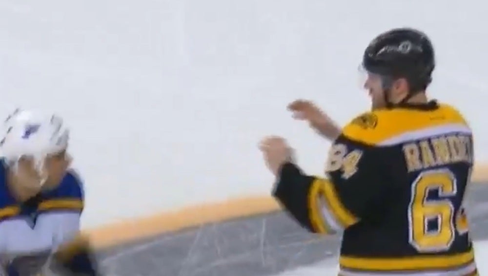 Pelea entre dos jugadores de hockey hielo