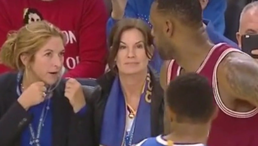 LeBron James 'caza' a una aficionada burlándose de él