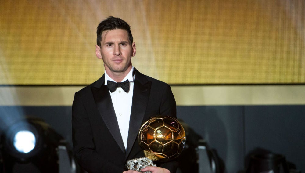 Leo Messi sostiene su quinto Balón de Oro