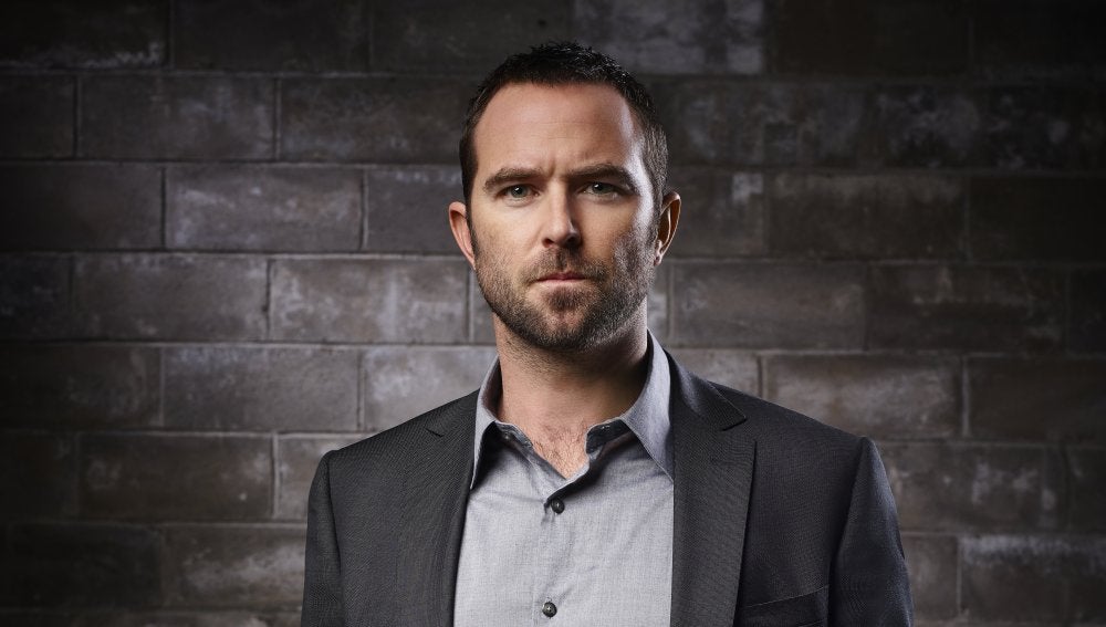 Sullivan Stapleton es Kurt Weller