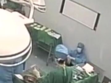 El cirujano Liang Ming intentando reponerse en el quirófano El cirujano Liang Ming intentando reponerse en el quirófano