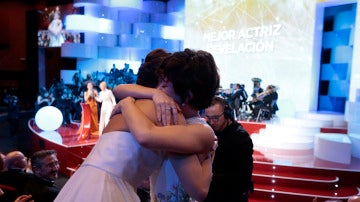 El sincero abrazo entre Belén Cuesta y Anna Castillo El sincero abrazo entre Belén Cuesta y Anna Castillo