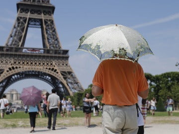 Varios turistas en la Torre Eiffel de París