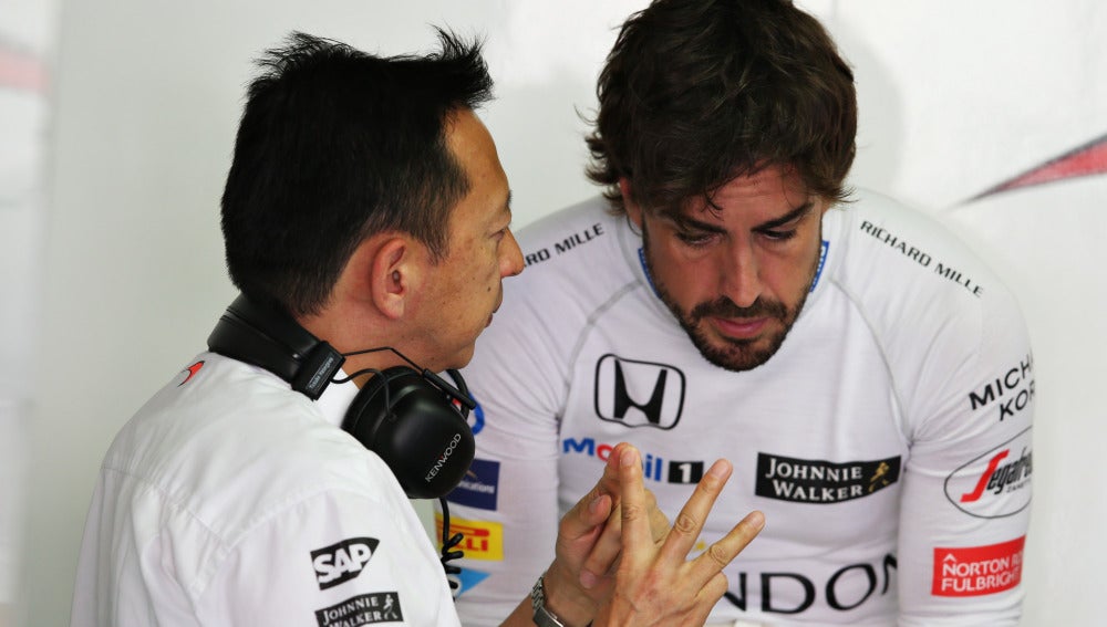 Yusuke Hasegawa conversa con Fernando Alonso en Hockenheim