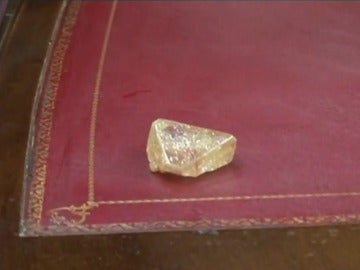 Frame 5.944645 de: Un pastor encuentra un diamante virgen de 706 quilates