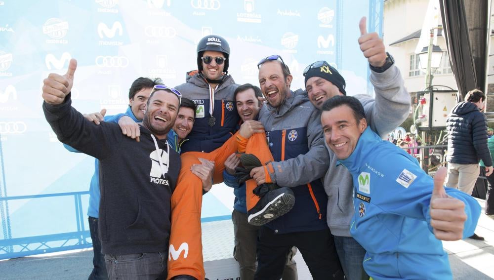 Lucas Eguibar e Israel Planas con el equipo español celebrando la plata en el boardercross