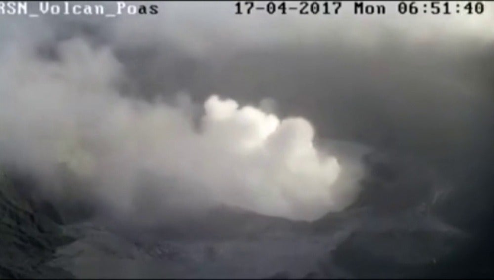 Frame 29.460123 de: El volcán Poás mantiene erupciones constantes y despide una densa columna de humo